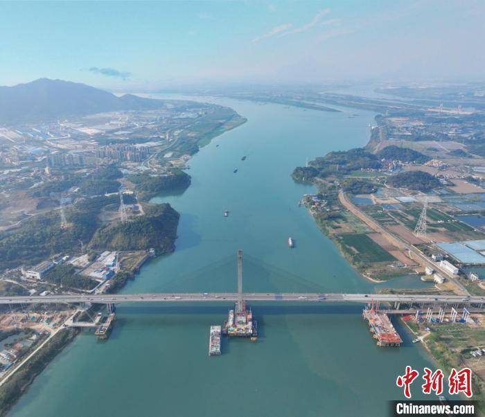 深江鐵路項(xiàng)目跨磨刀門水道主橋首片鋼桁梁架設(shè)成功:鋼笆片
