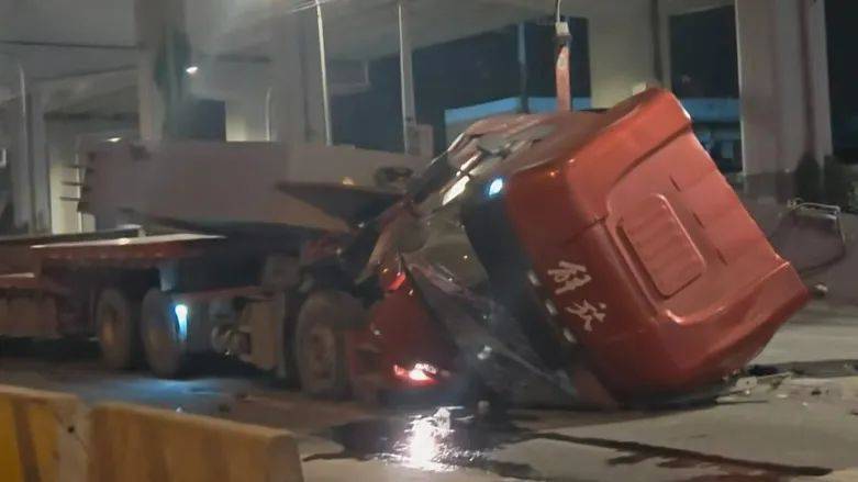 事發(fā)上海寶山！貨車剎車時，車載鋼構件前沖撞翻駕駛室！現(xiàn)場一片狼藉:鋼笆片
