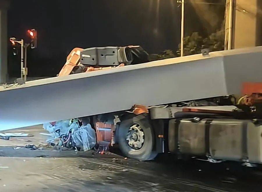 事發(fā)上海寶山！貨車剎車時<strong></p>
<p>鋼笆片
</strong>，車載鋼構(gòu)件前沖撞翻駕駛室！現(xiàn)場一片狼藉:鋼笆片

